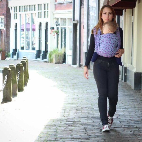 Yaro vikle Retro Berry Purple Mint Tencel på tur med baby