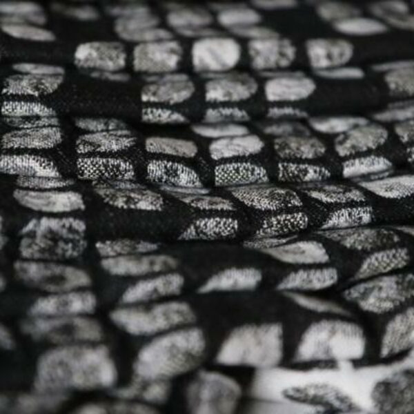 Yaro ringslynge - Petals Ultra Black White Grey Tencel