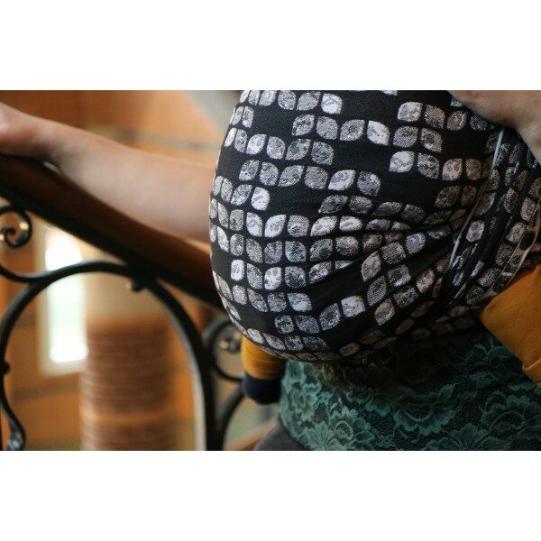 Yaro ringslynge - Petals Ultra Black White Grey Tencel