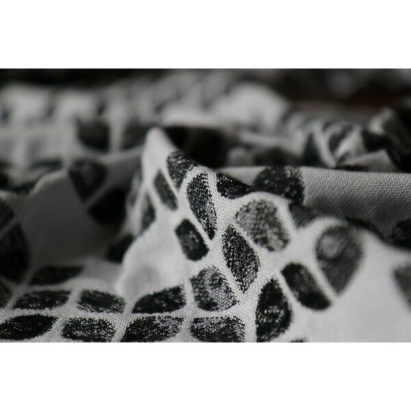 Yaro ringslynge - Petals Ultra Black White Grey Tencel
